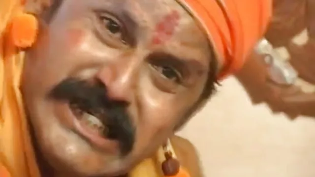 એક માણસ શાંત હોય છે જે મહેમાનો સંપૂર્ણ સેક્સ કરે ઉત્કટ