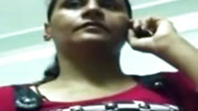 Angelin આનંદ soothe એક માણસ પહેર્યા www સેક્સી ચશ્મા